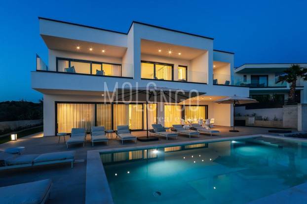 Opa! Vila na Pagu opremljena je tako da ni ne morate na plažu