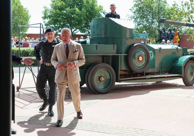 Kralj Charles III. vozio tenk tijekom Dana obitelji Kraljevske tenkovske pukovnije