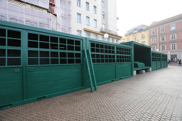 Zagreb: Postavljanje adventskih kućica na Trgu bana Josipa Jelačića