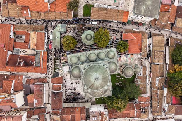 Sarajevo: Pogled iz zraka na dženazu za Halida Bešlića u Gazi Husrev-begovoj džamiji