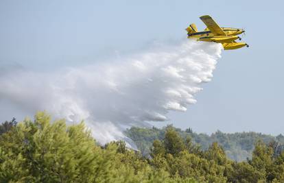 MORH: Na požarište kod Plana upućeni kanader i helikopter