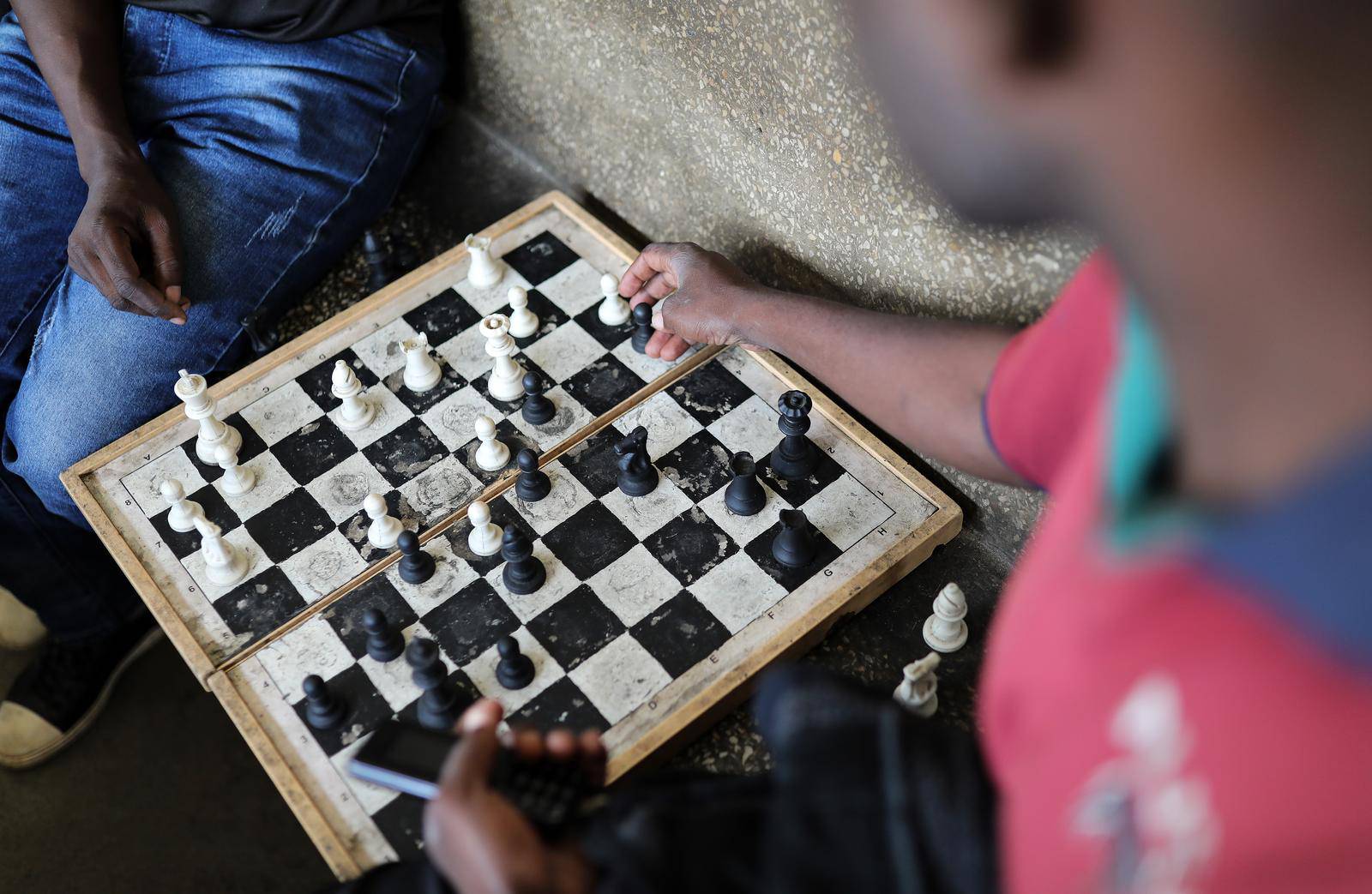 Zambija: Mještani igranjem šaha krate vrijeme na glavnom kolodvoru u Ndoli