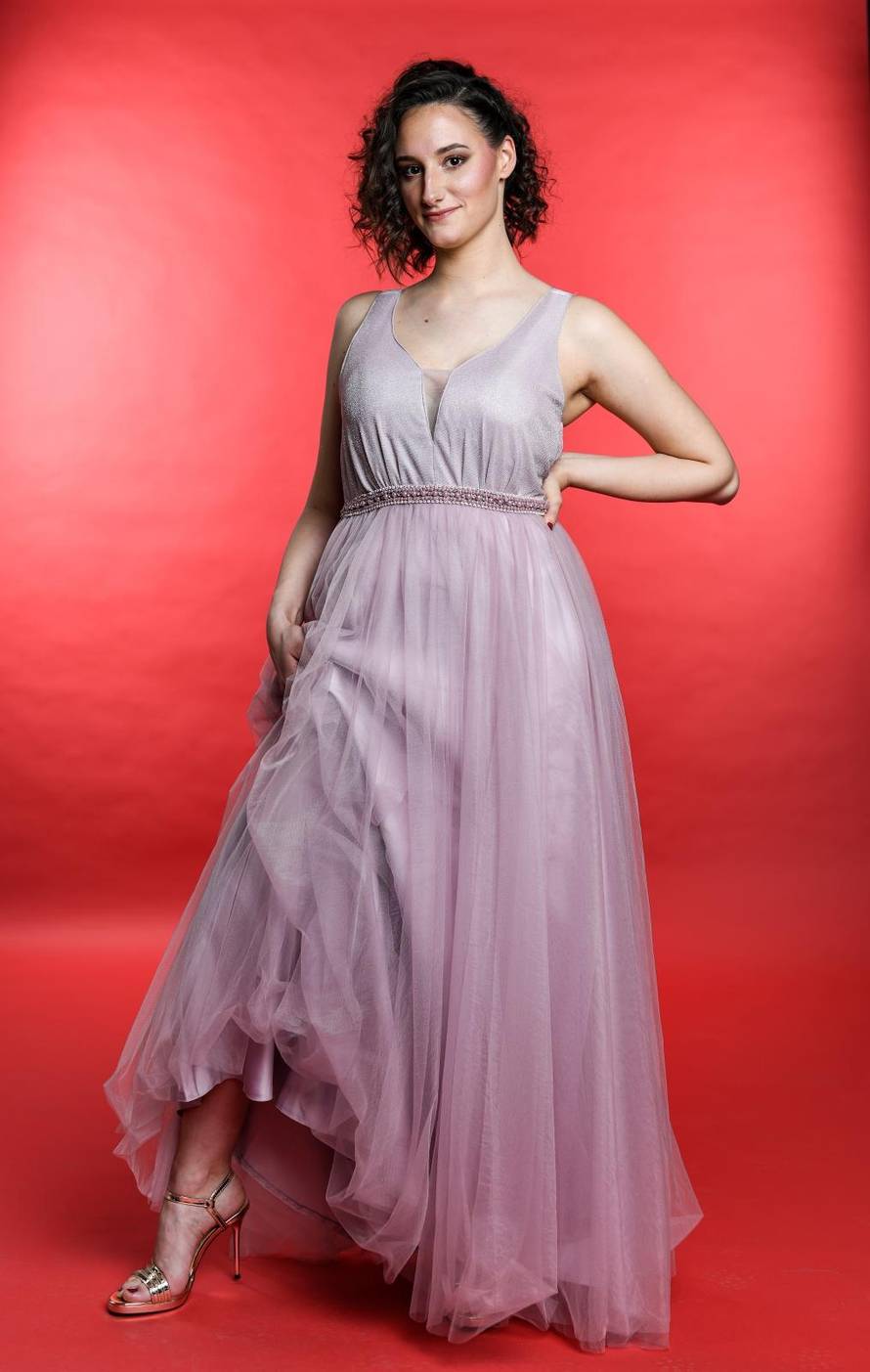 Frizura i šminka: Do šminke i frizure za pol vure - 80 kn, 240 kn; Haljina: Butik Giovanni -600 kn; Cipele: Roberto - 79 kn UKUPNO 999 kn