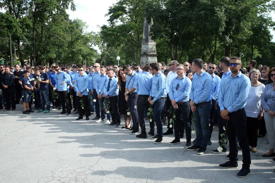 Bakljada na Mirogoju: Obitelj i prijatelji oprostili se od Capara