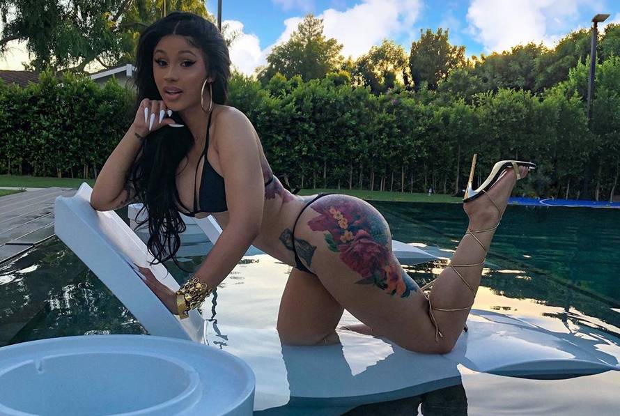 Cardi na fotkama uvlači trbuh, sad pokazala kakav je zapravo