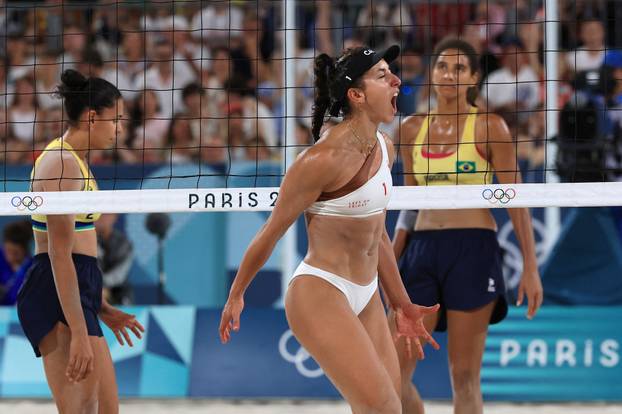 Beach Volleyball - Women's Gold Medal Match - Brazil vs Canada (Ana Patricia/Duda vs Melissa/Brandie)