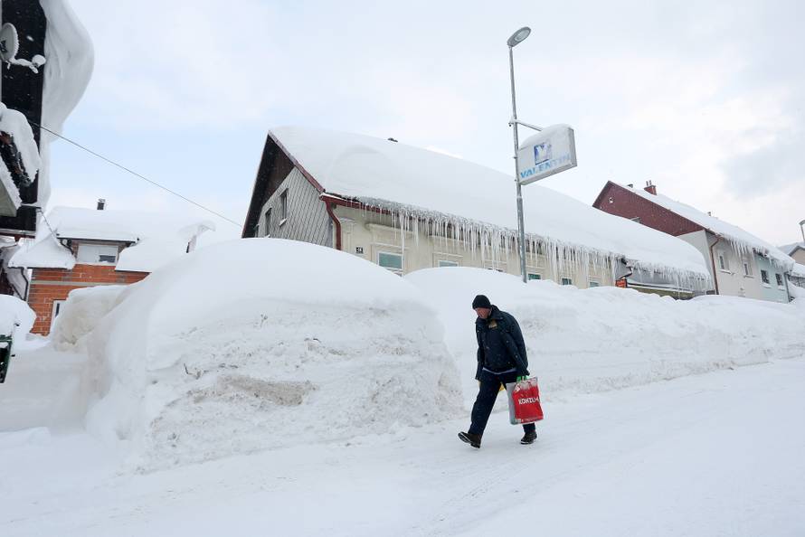 Zameteni u Delnicama: Nanosi snijega do balkona na 1. katu!