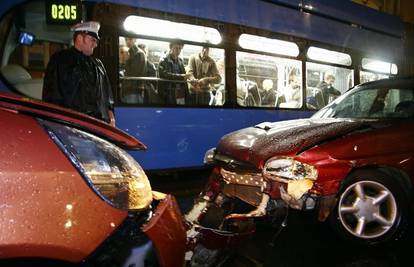 U sudaru dva automobila i tramvaja ozlijeđena žena