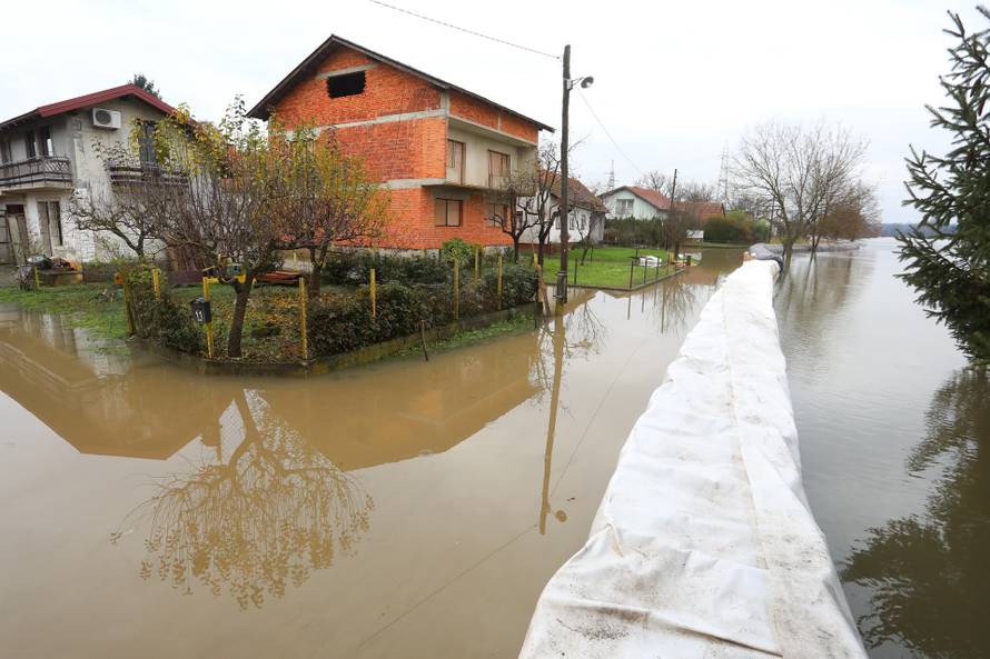 Poplavljeno je karlovačko naselje Brodarci, box barijere nisu izdržale