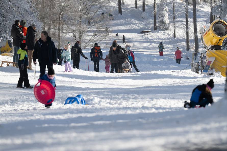 Zagreb: Građani uživaju u suncem okupanom Sljemenu 