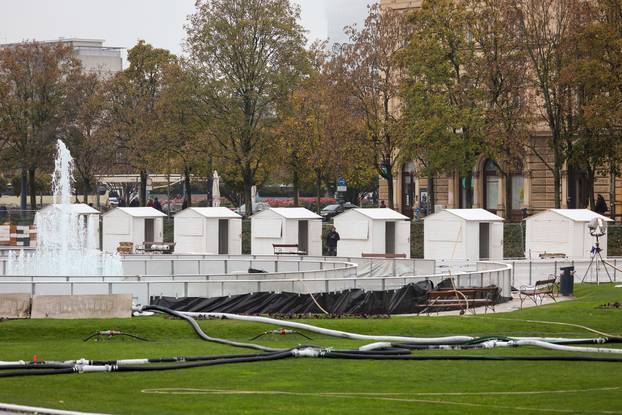 Zagreb: Postavljanje adventskih kućica na Trgu kralja Tomislava