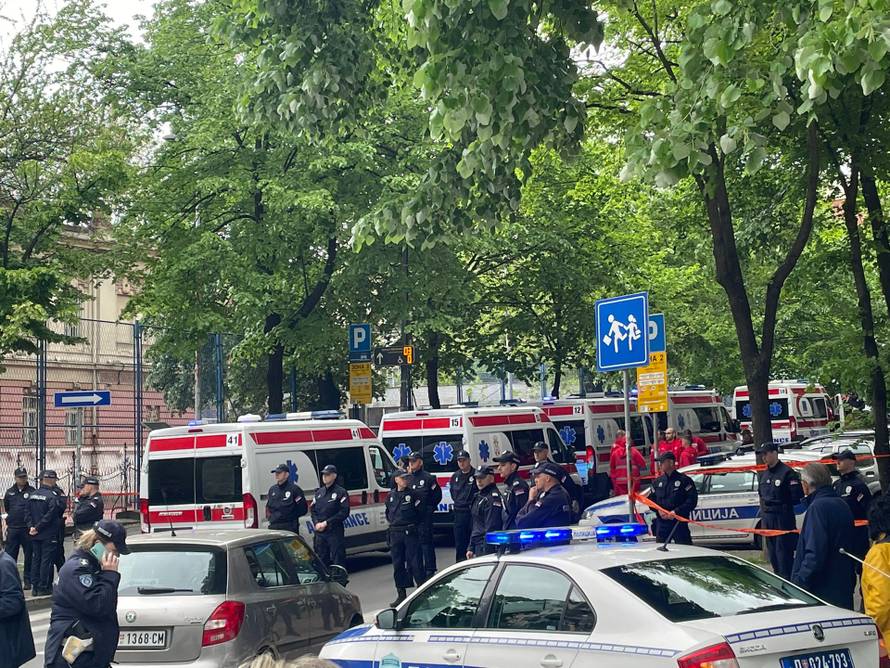 Uznemirujuće scene ispred škole i bolnice u Beogradu nakon pokolja. Plaču roditelji i djeca