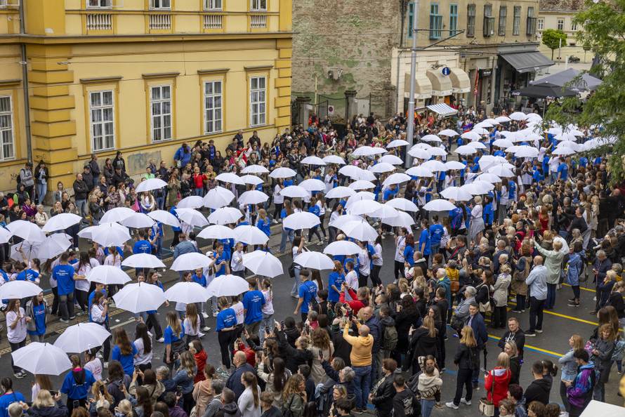 Osječki maturanti unatoč lošem vremenu plesali quadrillu u centru grada