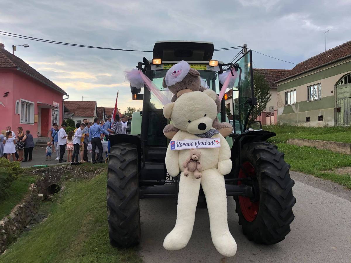 S medvjedićima na haubi do crkve su se odvezli traktorom