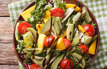Za ljeto: Osvježavajuća salata s rajčicama, mangom i avokadom