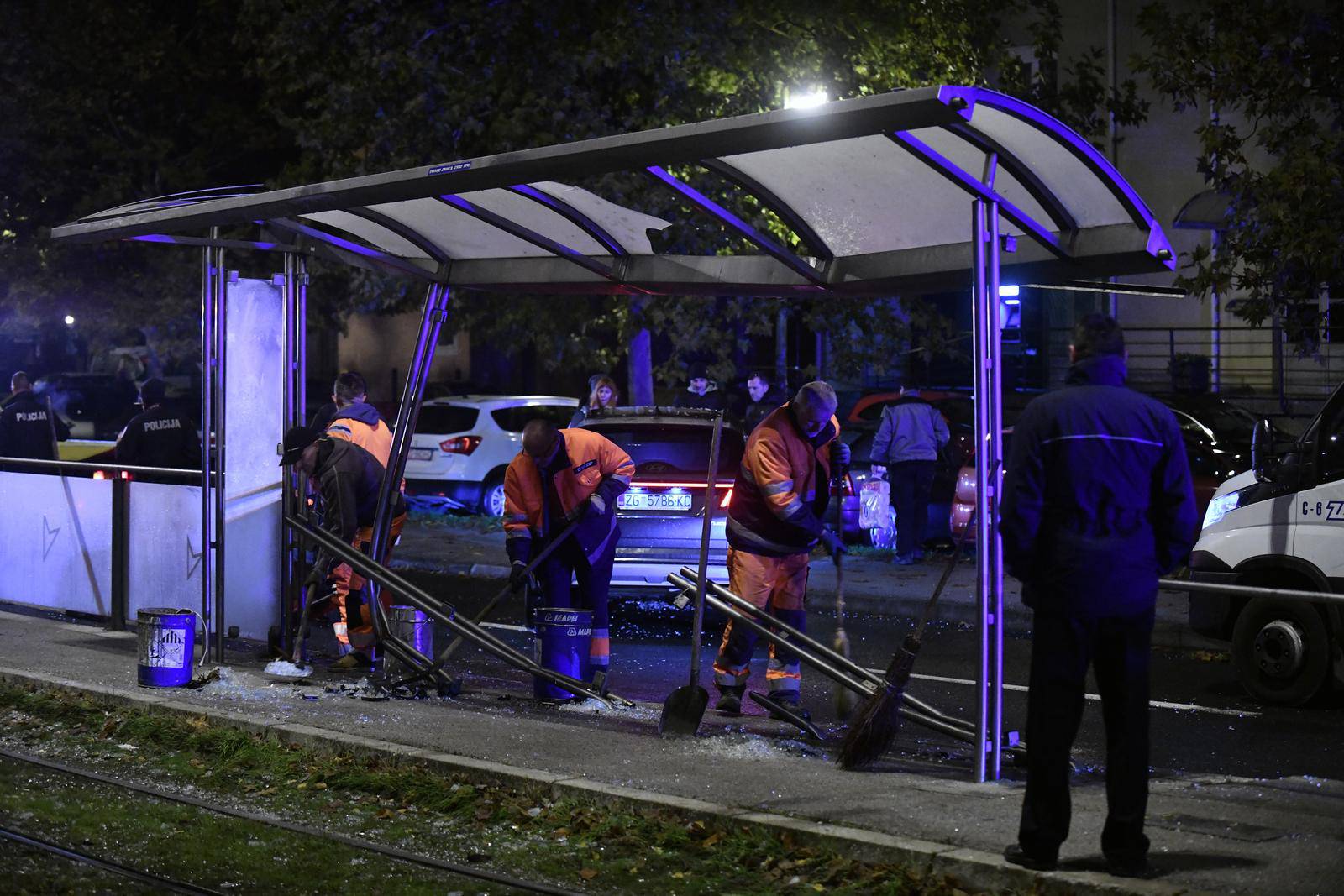 Zagreb: Auto na Horvaćanskoj naletio na tramvajsku stanicu