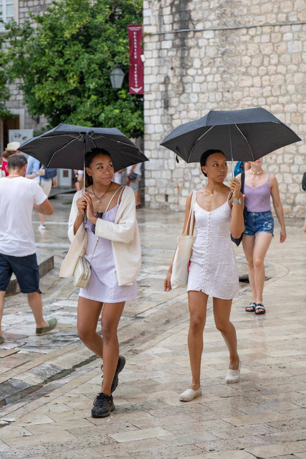 Dubrovnik: Kiša nije omela brojne turiste u razgledavanju grada