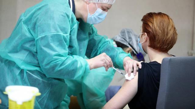 Rijeka: Na Sušaku počelo cijepljenje protiv koronavirusa zdrastvenih djelatnika KBC Rijeka