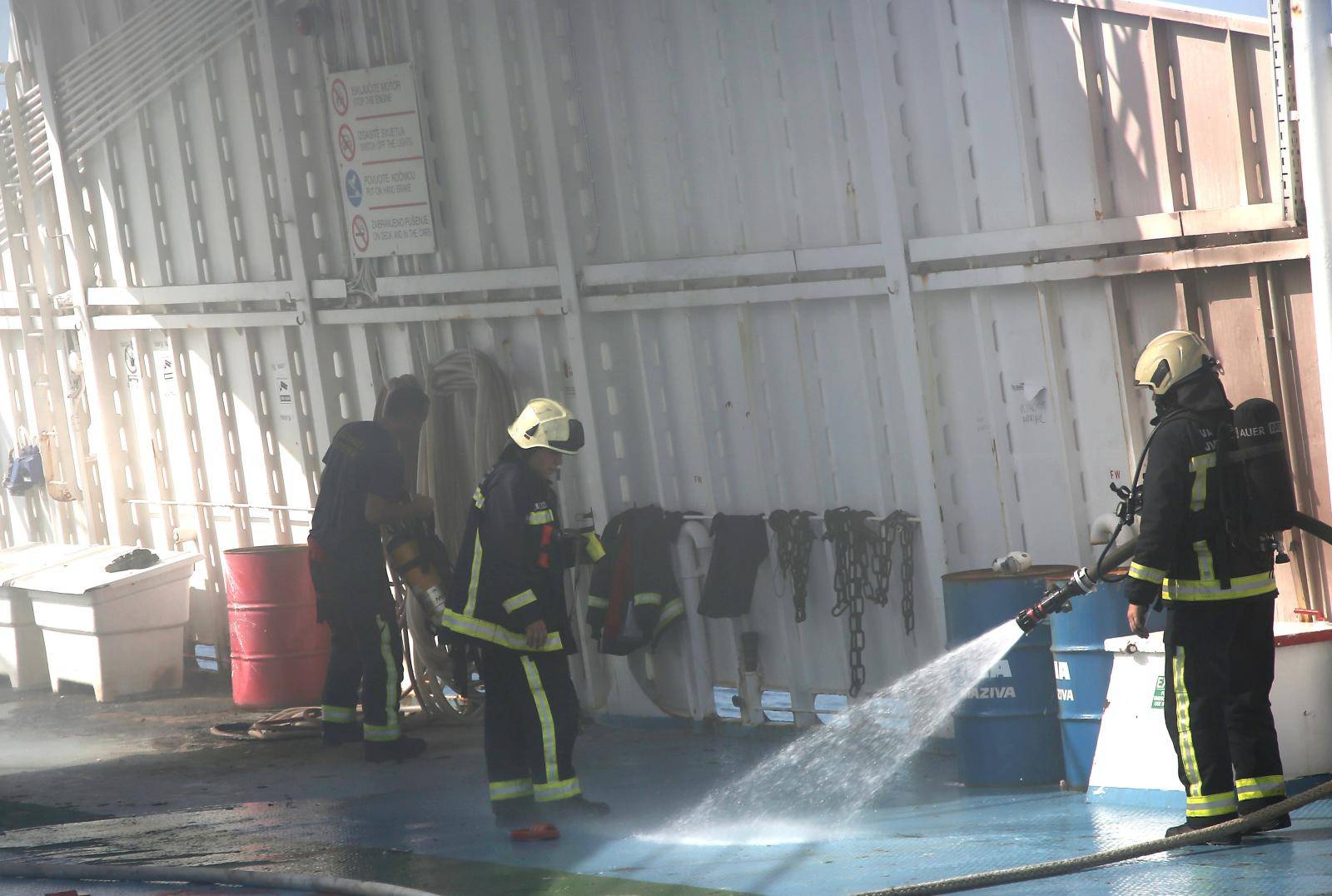 Šibenik: Još nije ugašen požar na brodu Moli, privezanom uz rivu u bivšem TEF-u