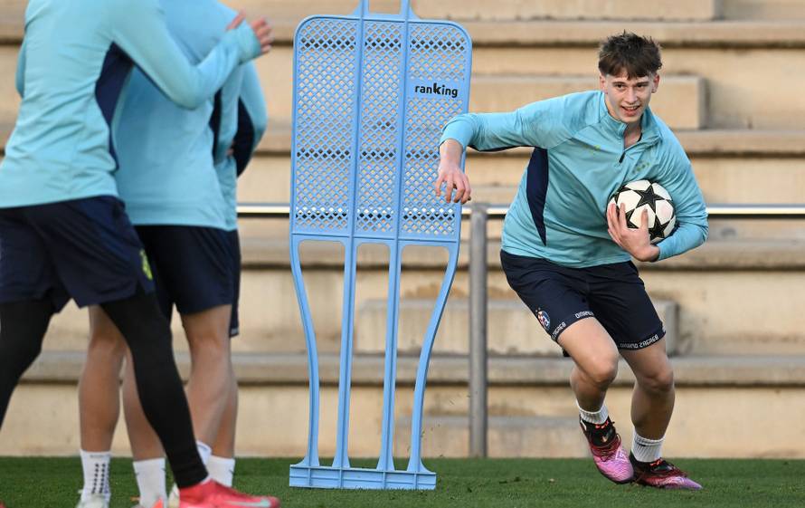 Barcelona: Juniorska momčad GNK Dinamo odradila trening u kampu La Masia