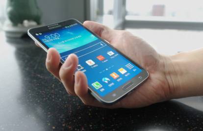 Da, ovo je Samsungov telefon sa zakrivljenim OLED ekranom