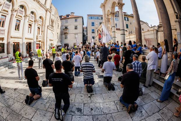 Split: Održana je molitva krunice na splitskom Peristilu