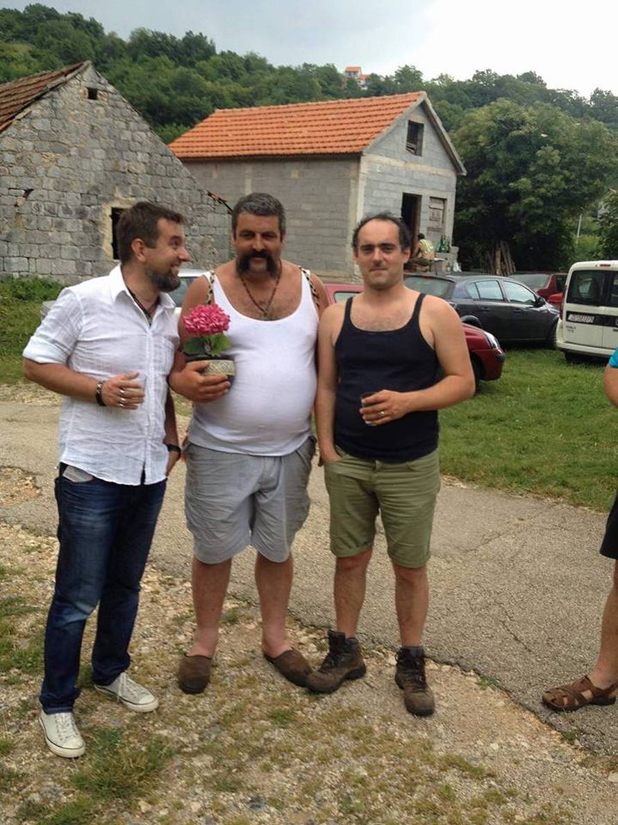 Klapa Šufit se u novom spotu družila sa Žigom i čuvala ovce