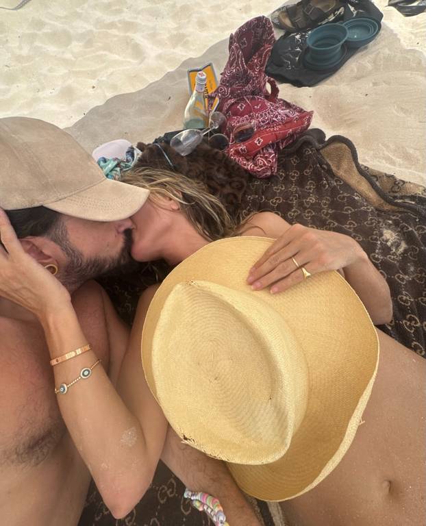 FOTO Heidi je sedmu godišnjicu braka proslavila u toplesu