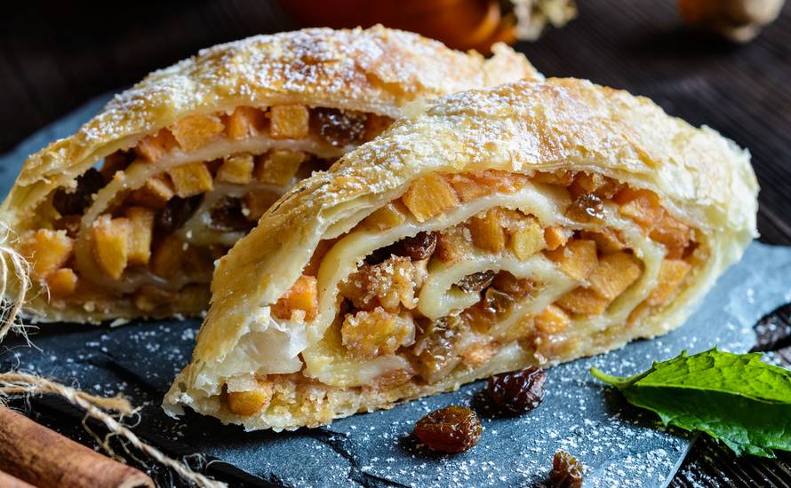 Zimska savijača od japanske jabuke, grožđica, cimeta, oraha