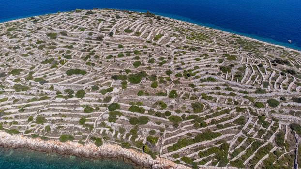 Otok Bavljenac izgleda kao divovski otisak prsta i nezaobilazna je atrakcija u šibenskom arhipelagu