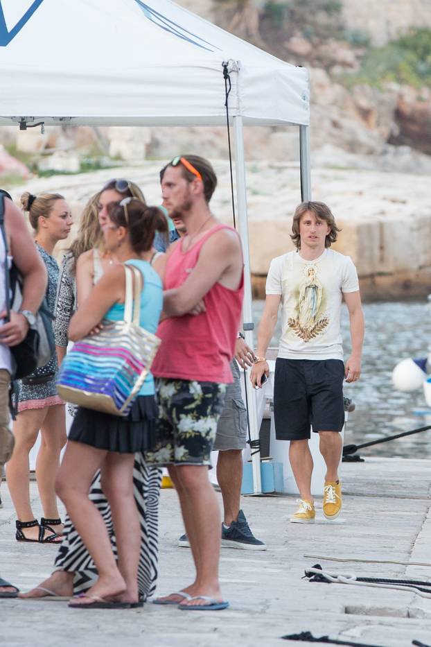 ARHIVA - 2015. Dubrovnik: Luka Modrić sa suprugom Vanjom i prijateljima u šetnji gradom