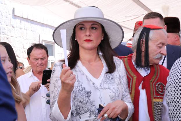 Što nosi Sanja Musić Milanović? Dizajnerski nakit, sunčane od 130 eura,  odjeća sa sniženja...