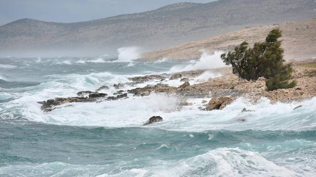 DHMZ izdao crveno upozorenje za Jadran, stiže  olujni vjetar