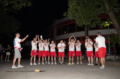 FOTO Veliki doček za prvake u futsalu: Kod studentskog doma bile stotine ljudi, palili baklje