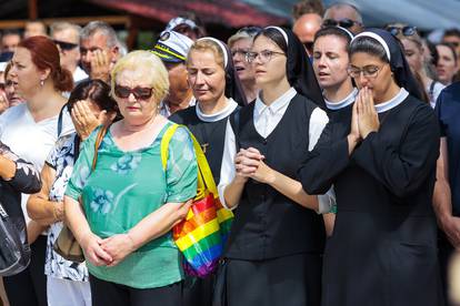 FOTO Procesija u Sinju: Časne mole, a kraj njih gospođa s torbicom u duginim bojama