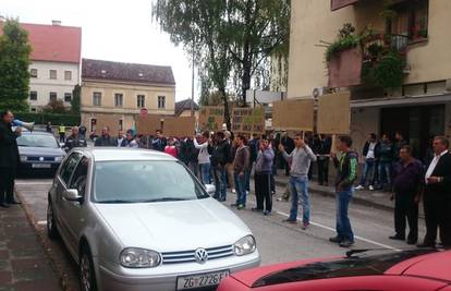 Prosvjed pred stanom ministra Zmajlovića: Dajte da beremo 