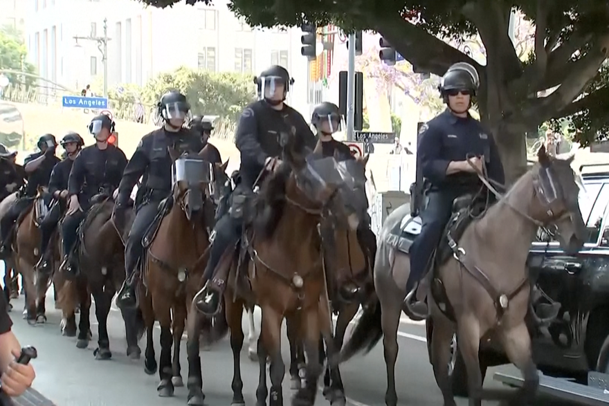 Kaos u Los Angelesu: Gore auti, policija se sukobila s prosvjednicima