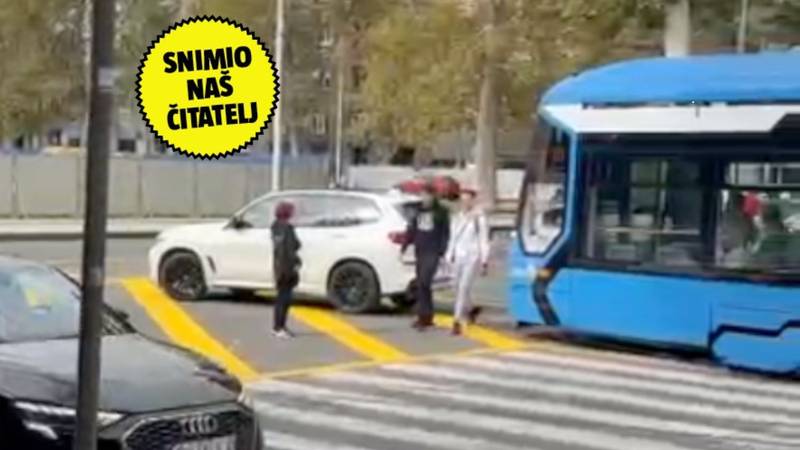VIDEO Vozač BMW-a blokirao tramvajski promet u Zagrebu: 'Pogledajte gdje je parkirao!'