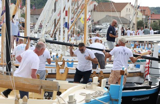 FOTO Čuvari stoljetne tradicije: Drveni brodovi utrkivali se na 'Regati za dušu i tilo' u Betini