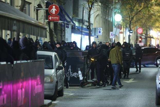 Zagreb: Maskirani muškarci otpjevali svoje ispred Srpskog kulturnog centra i razišli se nakon dolaska interventnih policajaca