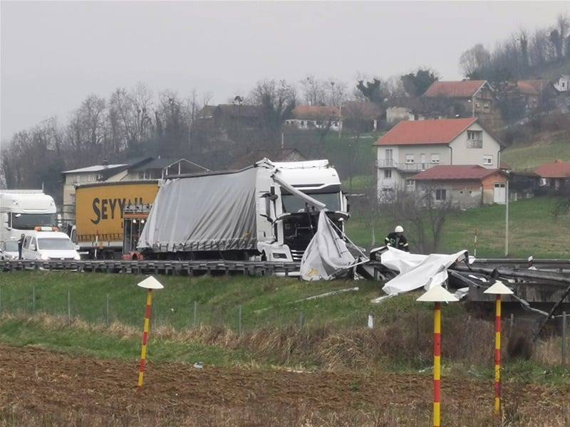 FOTO Sudarila se dva kamiona u Zagorju. Nakon sudara došlo i do istjecanja nafte, zatvorili A2