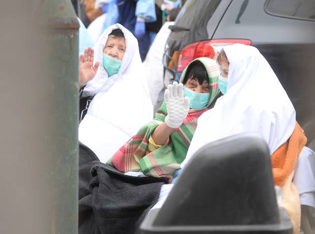 Zagreb: Ljudi ispred Klinike za &zcaron;enske bolesti i porode