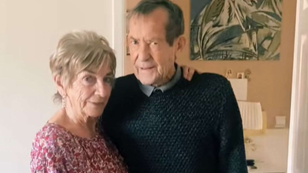 Mnogi su se rasplakali kada su vidjeli da svojoj ženi kupuje isti poklon već 68 godina...