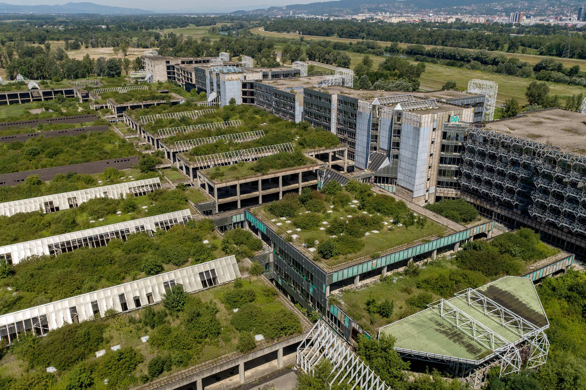 Pogled s visine na nedovršenu Sveučilišnu bolnicu