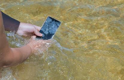 Što učiniti ako ti mobitel padne u vodu? Ovako spasite uređaj!