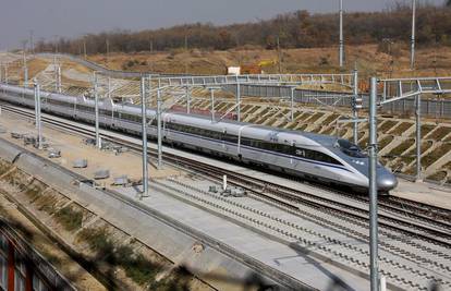 Kineski putnički vlak je oborio rekord, jurio je 486 km na sat 