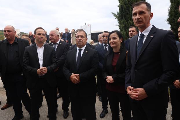 Posljednji ispraćaj Ante Ćorušića na groblju u Lovreću