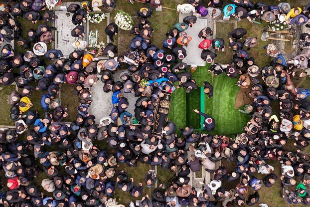Sarajevo: Pogled iz zraka na posljednji ispraćaj Halida Bešlića na gradskom groblju Bare
