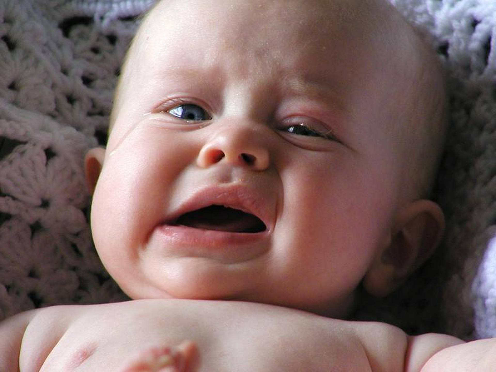 Почему плачет грудной ребенок. Младенец плачет. Маленькие дети Новорожденные. Новорожденный ребенок плачет.