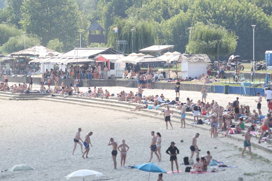 Osijek: Velika temperature je natjerala građane da potraže rashlađenje na Dravi